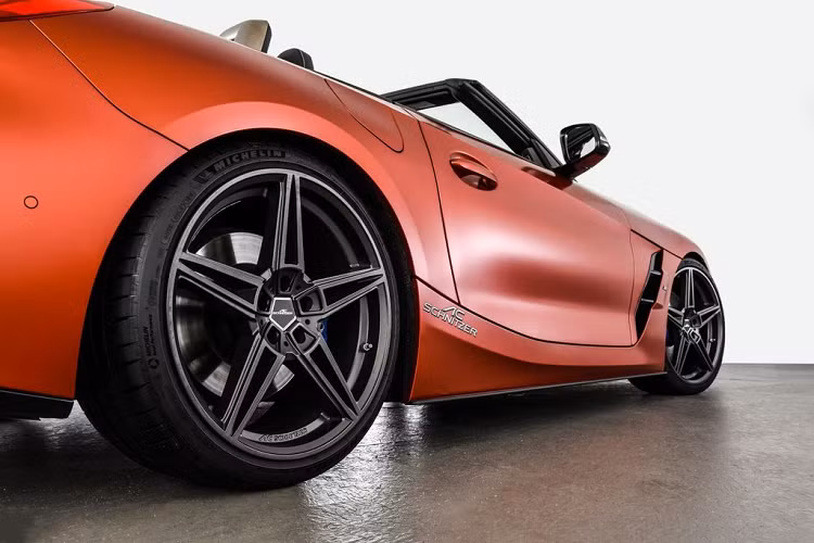 Mâm xe được trang bị là loại bánh hợp kim kích thước 20-inch với 2 tùy chọn thiết kế: mâm AC3 Rèn Trọng lượng nhẹ màu bạc đá Anthracite và mâm hợp kim nhẹ AC1 hai màu hoặc màu đá Anthracite.