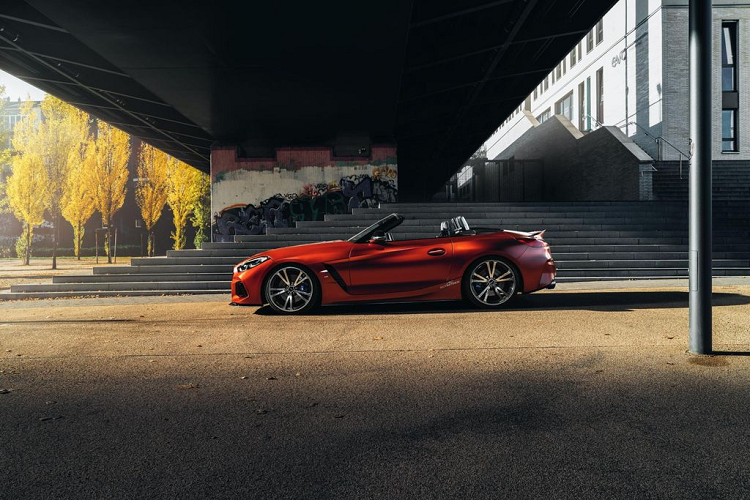 Để tạo sự khác biệt về độ êm ái và cảm giác vào cua, AC Schnitzer trang bị cho Z4 Roadster hệ thống treo lo xo RS với khả năng điều chỉnh độ cao, khiến chiếc xe thấp hơn 25 mm so với bản tiêu chuẩn.