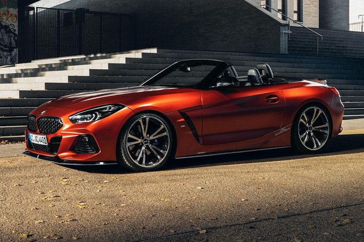 Về mặt thiết kế, BMW Z4 mui trần với một vài trang bị mang tính khí động học, được giới thiệu với tác dụng tăng cường lực nén xuống mặt đường bao gồm: bộ rìa trước, cánh gió 2 mảnh, các hốc hút gió và vây bên. Cuối cùng, khoang cabin được AC Schnitzer trang bị vật liệu nhôm đặc trưng trên lẫy chuyển số sau vô lăng, bàn đạp ga/phanh và bọc chìa khóa.