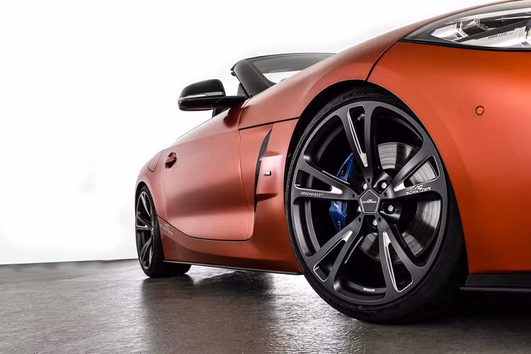 Và nếu khách hàng chỉ muốn một bộ kit hạ gầm, họ có thể mua riêng hệ thống treo lo xò, điều chỉnh chiếc BMW Z4 M40i gần hơn với mặt đất khoảng 15 – 25 mm. Nhà độ AC Schnitzer ngoài ra còn cung cấp tùy chọn tương tự với Z4 20i và Z4 30i với khả năng hạ gầm trục trước xuống 25 – 35 mm và trục sau khoảng 20 – 30 mm.