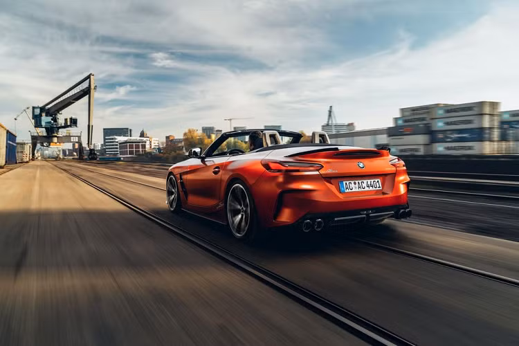 Hơn nữa, AC Schnitzer cũng cung cấp tùy chọn động cơ 2.0 lít 4 xy lanh Turbo nâng cấp trên hai mẫu Z4 20i và Z4 30i. Giống như Supra, bản độ BMW Z4 M40i cũng được tân trang với cụm mặt sau thể thao với bộ 4 ống xả ‘Carbon Thể thao’ hay ‘Đen Thể thao’ trong khi tùy chọn ống xả kép xuất hiện trên 2 phiên bản Z4 20i &amp; 30i.