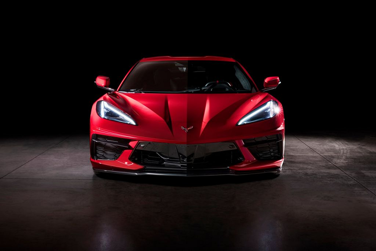 Với mã số VIN 001, chiếc Corvette Stingray 2020 mới đầu tiên sẽ được trang bị gói hiệu năng Z51. Xe sẽ được trang bị cản trước thể thao, cánh lướt gió phía sau và tất nhiên không thể thiếu hệ thống ống xả hiệu suất lớn.