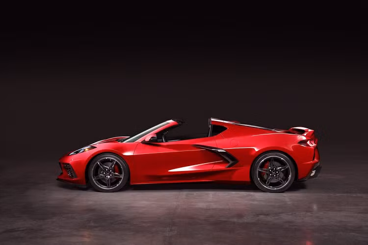 Hiện chiếc xe đang được bán đấu giá vì mục đích từ thiện - hỗ trợ Qũy trẻ em Detroit, toàn bộ số tiền thu được sẽ được chuyển tới trung tâm để xây dựng hệ thống đào tạo và cơ sở vật chất cho các trường công lập khó khăn tại vùng Metro Detroit. Chưa có ước tính về giá Chevrolet Corvette C8 2020 nhưng gần như chiếc xe đầu tiên này sẽ được bán với giá cao hơn nhiều với con số cơ sở 59,995 USD (gần 1.4 tỷ đồng).