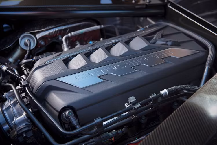 Nhờ hệ thống ống xả hiệu suất lớn, động cơ V8 6,2 lít của Corvette có khả năng sản sinh công suất 495 mã lực và mô-men xoắn cực đại 636 Nm. Động cơ mạnh mẽ này truyền sức mạnh tới hộp số li hợp kép 8 cấp, cho xe khả năng tăng tốc đáng kinh ngạc từ 0 lên 96 km/h trong chưa đầy 3 giây.