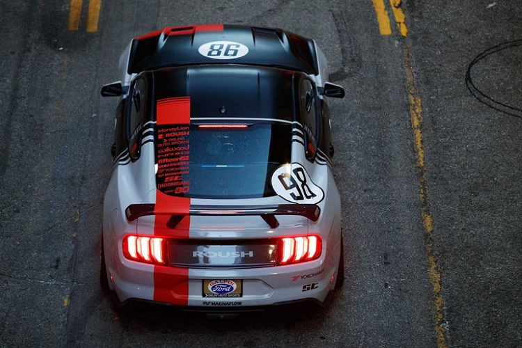 Khối động cơ V8 5.0 lít của Mustang GT đã được sửa đổi và kết hợp với bộ siêu nạp khổng lồ để cho ra công suất lên tới 700 mã lực và mô-men xoắn cực đại 827Nm. Hỗ trợ thêm cho động cơ mới là các ống xả cat-back MagnaFlow và hệ thống phanh hiệu suất Wilwood.