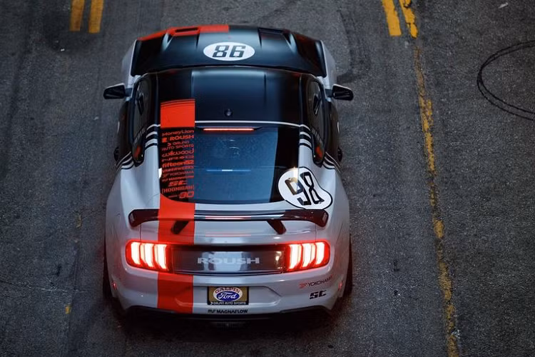 Khối động cơ V8 5.0 lít của Mustang GT đã được sửa đổi và kết hợp với bộ siêu nạp khổng lồ để cho ra công suất lên tới 700 mã lực và mô-men xoắn cực đại 827Nm. Hỗ trợ thêm cho động cơ mới là các ống xả cat-back MagnaFlow và hệ thống phanh hiệu suất Wilwood.