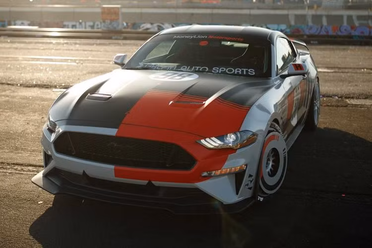 Nhà thiết kế, nghệ sỹ kỹ thuật số nổi tiếng Khyzyl Saleem giữ vai trò quan trọng trong việc tạo ra gam màu đỏ, đen và trắng của chiếc Mustang này.