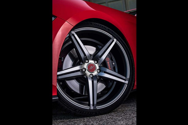 Không chỉ tăng thêm công suất cho động cơ, hãng độ này cũng trang bị thêm một bộ vi sai chống trượt cho trục bánh sau.