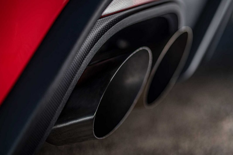 Cùng với đó, hệ thống treo cũng được nâng cấp với phuộc có thể điều chỉnh độ cao. Tiêu chuẩn, bản độ này sẽ hạ chiếc Mustang thấp hơn 30 mm so với xe nguyên bản.