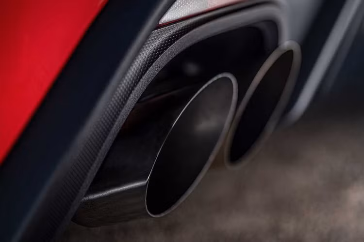 Cùng với đó, hệ thống treo cũng được nâng cấp với phuộc có thể điều chỉnh độ cao. Tiêu chuẩn, bản độ này sẽ hạ chiếc Mustang thấp hơn 30 mm so với xe nguyên bản.