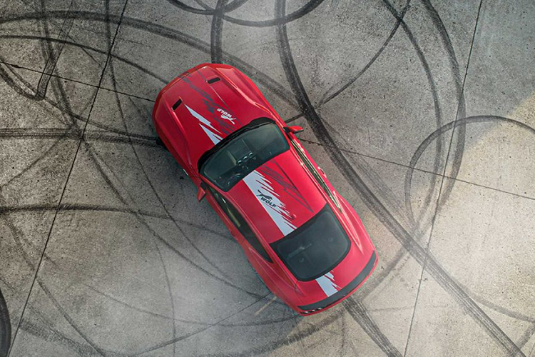 Bên trong, nội thất cũng được nâng cấp với da bọc mới, cùng với đó là bộ huy hiệu đánh dấu phiên bản đặc biệt và số thứ tự của từng xe.