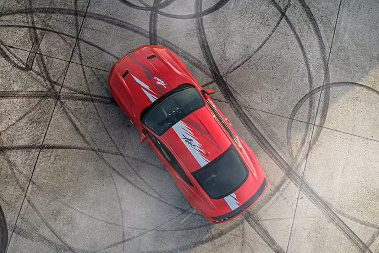 Bên trong, nội thất cũng được nâng cấp với da bọc mới, cùng với đó là bộ huy hiệu đánh dấu phiên bản đặc biệt và số thứ tự của từng xe.