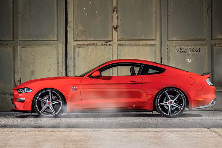 Wolf Racing cho biết hãng chỉ sản xuất đúng 7 chiếc xe cơ bắp Ford Mustang “One of 7”, giống với tên gọi của nó. Mỗi chiếc cũng sẽ có giá không rẻ, ở mức 94.440 Euro (khoảng 106.197 đô-la, 2,5 tỷ đồng).