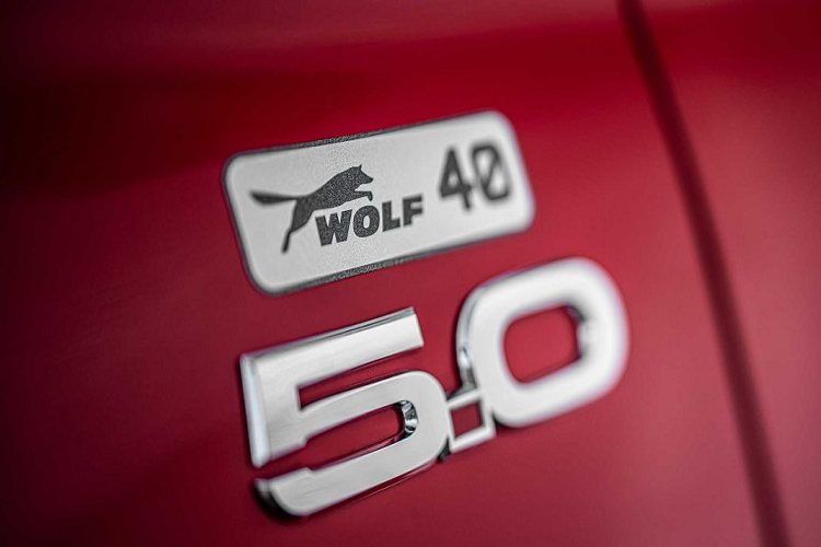 Một số trang bị khác được Wolf Racing trang bị lên Ford Mustang “One of 7” phải kể đến như líp trước, cánh gió sau bằng sợi carbon, mâm xe năm chấu kích thước 21 inch bọc bởi lốp Michelin.