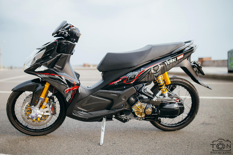 Trong 14 năm tồn tại, Nouvo trải qua 5 thế hệ. Một biker tại Khánh Hòa đã quyết định lột xác chiếc Nouvo thế hệ thứ 5 với loạt phụ kiện đắt giá. 