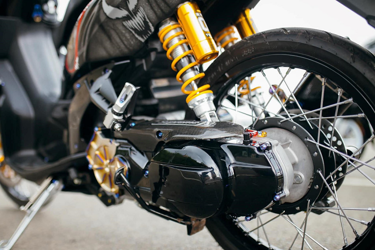 Tương tự những bản độ đắt tiền khác, chiếc Nouvo này được thay đổi hoàn toàn ở dàn chân. Đầu tiên, cặp mâm đúc nguyên bản của Nouvo SX được thay bằng loại vành nan hoa bằng nhôm của Takegawa. Vành nan hoa mang đến vẻ thanh thoát cho xe cũng như tiết kiệm đáng kể khối lượng với vật liệu nhôm nhẹ. 