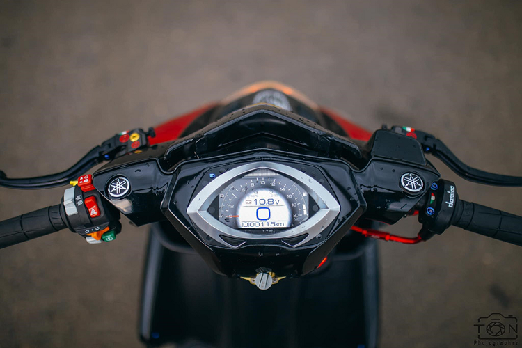 Ngoài ra, bản độ này còn sở hữu đồng hồ kỹ thuật số Koso RXF, cùm ga Domino, cụm công tắc Honeywell. 