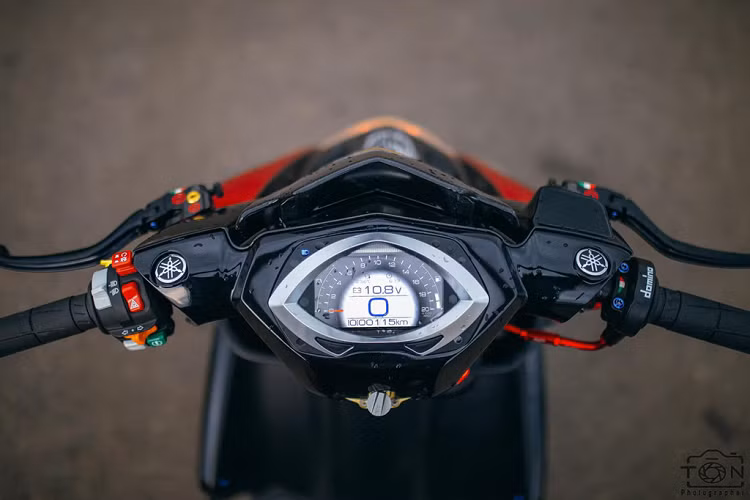 Ngoài ra, bản độ này còn sở hữu đồng hồ kỹ thuật số Koso RXF, cùm ga Domino, cụm công tắc Honeywell. 