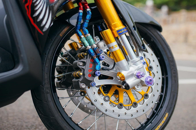 Ấn tượng không kém hệ thống giảm xóc là hệ thống phanh đĩa kép tương tự trên các mẫu môtô phân khối lớn. Hệ thống phanh này bao gồm cặp kẹp phanh Brembo Billet 4 piston và đĩa phanh Brembo HRC.