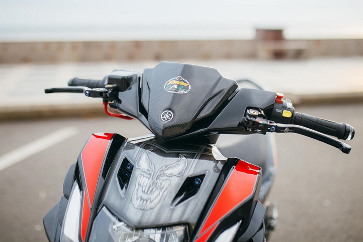 Chiếc Yamaha Nouvo phiên bản SX được khoác lên bộ tem phong cách Venom với tone đen đỏ. Bên cạnh màu đen của lớp decal, xe còn được trang bị một số bộ phận bằng carbon như chắn bùn trước, các tấm ốp.