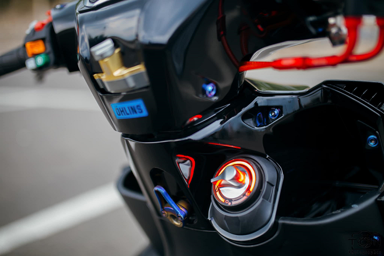 Di chuyển xuống phía dưới, xe được trang bị trợ lực trung tâm Ohlins TTX và hệ thống khóa thông minh thay cho ổ khóa cơ nguyên bản. 