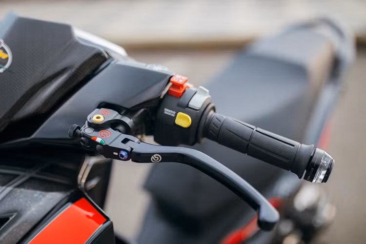 Ở khu vực ghi-đông, bạn sẽ hoa mắt với dàn phụ kiện hàng hiệu. Xe được trang bị cùm phanh Brembo Rossi cho cả 2 bên để tương xứng với hệ thống phanh Brembo bên dưới. 