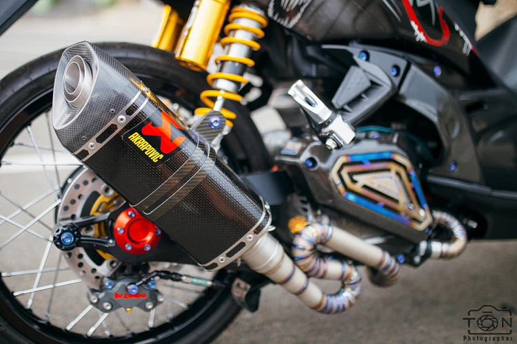 Yamaha Nouvo thế hệ thứ 5 được trang bị động cơ SOHC xy-lanh đơn, dung tích 125 cc, phun xăng điện tử. Động cơ này sản sinh công suất 10,4 mã lực và mô-men xoắn 10,5 Nm. Hiệu suất động cơ được can thiệp đôi chút với ống xả Akrapovic Carbon và hệ thống cổ titanium.