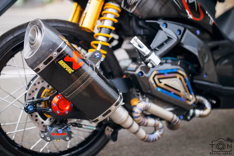 Yamaha Nouvo thế hệ thứ 5 được trang bị động cơ SOHC xy-lanh đơn, dung tích 125 cc, phun xăng điện tử. Động cơ này sản sinh công suất 10,4 mã lực và mô-men xoắn 10,5 Nm. Hiệu suất động cơ được can thiệp đôi chút với ống xả Akrapovic Carbon và hệ thống cổ titanium.