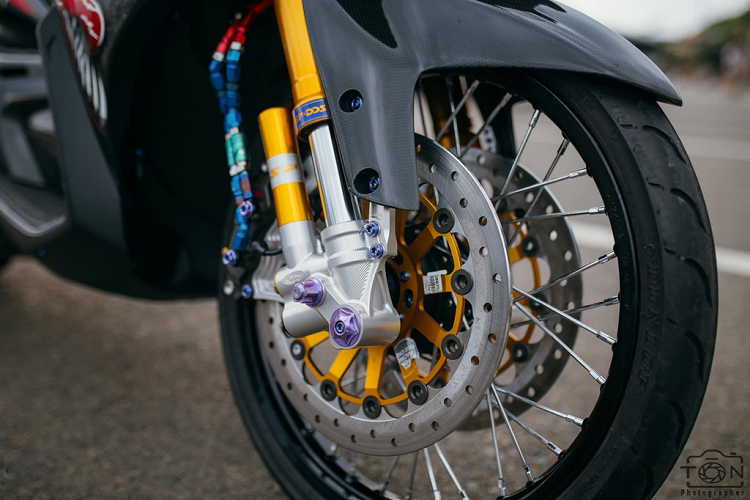 Điểm ấn tượng nhất ở dàn chân là hệ thống phanh và giảm xóc đồ sộ. Xe được trang bị giảm xóc hành trình ngược MSP DDS UF2 màu vàng nổi bật. Đi kèm với giảm xóc hạng nặng này là chảng ba và chân giảm xóc bằng nhôm CNC.
