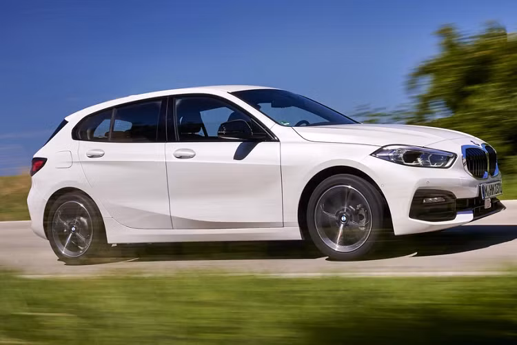 4. BMW 1-Series: Thế hệ mới của BMW 1-Series chuyển từ dẫn động cầu sau sang cầu trước. So với bản tiền nhiệm, BMW 1-Series cũng đã cải thiện không gian nội thất, rộng rãi và thoải mái hơn. Xe có hai bản động cơ xăng và ba bản động cơ diesel ở châu Âu. Thiết kế đẹp mắt, cảm giác lái thể thao và lanh lẹ trên phố đông là những ưu điểm của BMW 1-Series. 