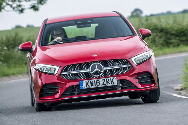 9. Mercedes-Benz A-Class: Ở thế hệ mới, Mercedes-Benz A-Class hatchback được thiết kế lại hoàn toàn. Xe trang bị hệ thống giải trí MBUX mới nhất, thay thế cho hệ thống COMAND trước đó. Mercedes-Benz A-Class có các phiên bản động cơ 1.3L tăng áp, công suất 134 mã lực trên A180, 161 mã lực trên A200. Trong khi đó, A220 và A250 trang bị động cơ 2.0L, công suất lần lượt là 187 mã lực và 221 mã lực.