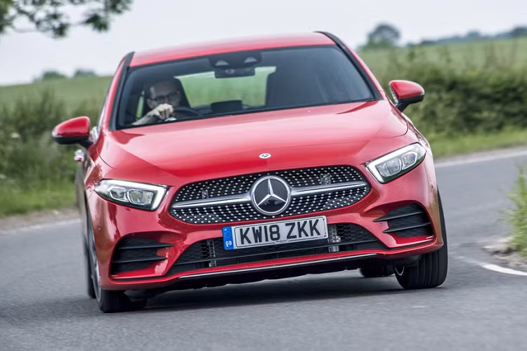 9. Mercedes-Benz A-Class: Ở thế hệ mới, Mercedes-Benz A-Class hatchback được thiết kế lại hoàn toàn. Xe trang bị hệ thống giải trí MBUX mới nhất, thay thế cho hệ thống COMAND trước đó. Mercedes-Benz A-Class có các phiên bản động cơ 1.3L tăng áp, công suất 134 mã lực trên A180, 161 mã lực trên A200. Trong khi đó, A220 và A250 trang bị động cơ 2.0L, công suất lần lượt là 187 mã lực và 221 mã lực.