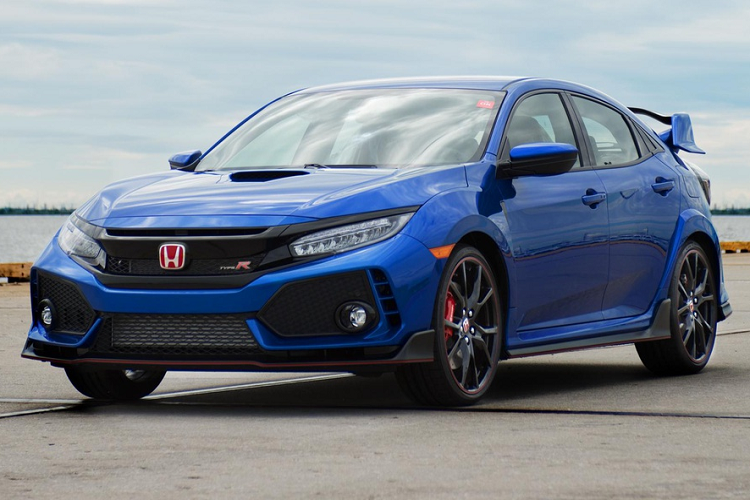 7. Honda Civic Type R: Trải qua 10 thế hệ, Honda Civic vẫn là một trong những mẫu xe phổ thông được yêu thích nhất tại châu Âu, đặc biệt là bản hatchback Civic Type R. Bên dưới nắp capo của Civic Type R 2019 vẫn là động cơ tăng áp 4 xy-lanh 2.0L sản sinh công suất 306 mã lực và mô-men xoắn 400 Nm. 