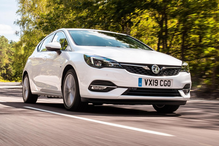 10. Vauxhall Astra: Mẫu hatchback Vauxhall Astra được ưa chuộng bởi đa dạng lựa chọn động cơ, thiết kế trẻ trung. Xe sở hữu động cơ xăng 1.2L tăng áp hoặc 1.4L cùng động cơ diesel 1.5L. Động cơ thấp nhất của mẫu xe này đã có công suất lên tới 143 mã lực. Đây cũng là đối thủ đáng gờm của Mazda3 và Ford Focus tại thị trường châu Âu. Vauxhall Astra có giá khá mềm, từ 24.145 USD - 37.554 USD.