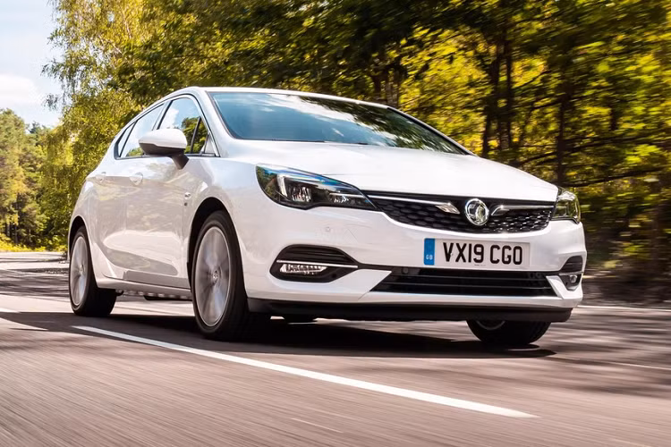10. Vauxhall Astra: Mẫu hatchback Vauxhall Astra được ưa chuộng bởi đa dạng lựa chọn động cơ, thiết kế trẻ trung. Xe sở hữu động cơ xăng 1.2L tăng áp hoặc 1.4L cùng động cơ diesel 1.5L. Động cơ thấp nhất của mẫu xe này đã có công suất lên tới 143 mã lực. Đây cũng là đối thủ đáng gờm của Mazda3 và Ford Focus tại thị trường châu Âu. Vauxhall Astra có giá khá mềm, từ 24.145 USD - 37.554 USD.
