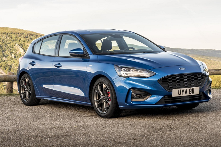 1. Ford Focus: Dù có cái kết buồn tại thị trường Việt Nam vì doanh số èo uột và phải ngừng bán, nhưng tại châu Âu, Ford Focus là một thế lực lớn trong phân khúc hatchback. Mẫu xe này được đánh giá là chiếc xe hatchback tốt nhất 2019. Thế hệ thứ 4 của Ford Focus có cả động cơ xăng và diesel, sử dụng hệ thống treo sau dầm xoắn và bộ giảm chấn thụ động, giúp xe êm ái và linh hoạt hơn. 