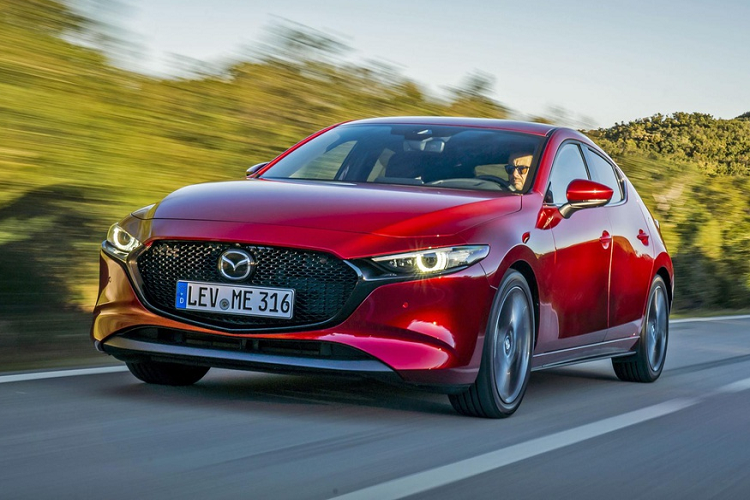 5. Mazda3: Thế hệ thứ 4 của Mazda3 được đánh giá là có thiết kế thể thao, đồng thời tiếp nối thành công của thế hệ tiền nhiệm, nằm trong số những chiếc hatchback tốt nhất châu Âu năm 2019. Ở thị trường này, Mazda3 trang bị động cơ SkyActiv-X 2.0L 4 xy-lanh thẳng hàng, dẫn động FWD hoặc AWD, hộp số tự động 6 cấp hoặc số sàn 6 cấp, trong khi ở Việt Nam, Mazda3 sử dụng động cơ SkyActiv-G 1.5L. 