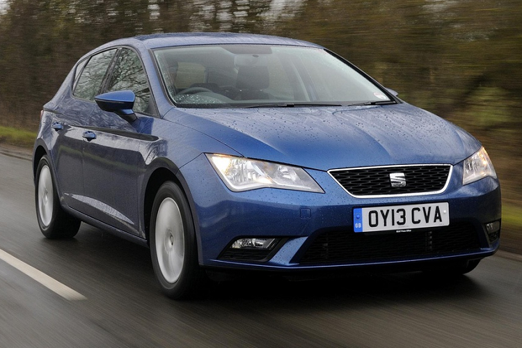 3. Seat Leon: "Người anh em" với Volkswagen Golf là Seat Leon cũng góp mặt trong danh sách này. Mẫu hatchback có xuất xứ từ Barcelona có nhiều điểm tương đồng với Volkswagen Golf về cảm giác lái, ngoại hình và động cơ. Điểm đáng chú ý là Seat Leon có thiết kế góc cạnh hơn so với Golf. Giá bán thấp hơn Volkswagen Golf, ở mức 23.738 USD - 40.150 USD tại châu Âu, là ưu thế của Seat Leon trong cuộc đua cho danh hiệu chiếc hatchback tốt nhất 2019. 