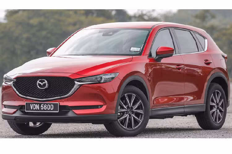 Về ngoại thất, xe được trang bị đèn pha LED với đèn LED chiếu sáng ban ngày và đèn sương mù LED. ‘’Dàn chân’’ sử dụng bộ mâm hợp kim hai tông màu 19 inch đi cùng với lốp Toyo Proxes R46 cấu hình 225/55R19. Chìa khoá thông minh (Keyless Entry), camera 360.