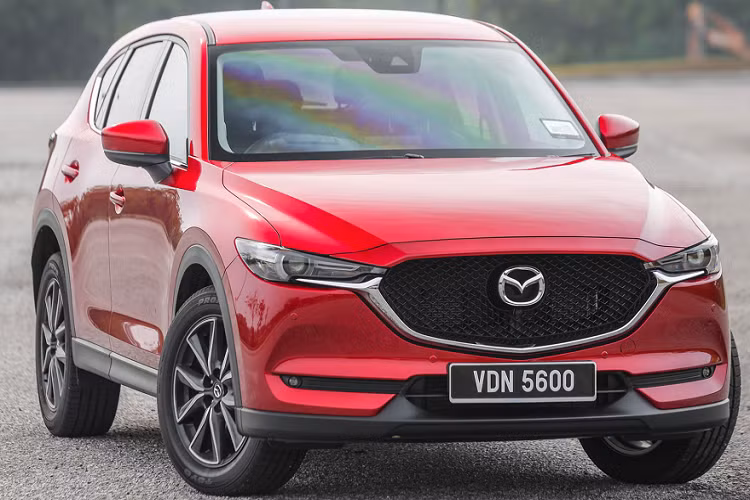 Mẫu xe Mazda CX-5 turbo lắp động cơ Skyactiv 2.5L tăng áp cho công suất tối đa 227 mã lực tại 5.000 vòng/phút và mô-men xoắn cực đại đạt 420Nm tại vòng tua 2.000 vòng/phút. Sức mạnh được truyền xuống bốn bánh i-ACTIV AWD (tiêu chuẩn) thông qua hộp số tự động 6 cấp (6AT).