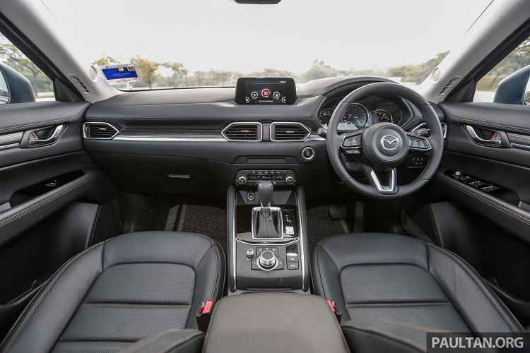 Bên trong cabin, xe được trang bị màn hình kỹ thuật số 7 inch nằm giữa hiển thị đồng hồ tốc độ dạng analog. Trong khi phiên bản thấp hơn dùng màn hình 4,6 inch nhỏ hơn. Điều hoà tự động 02 vùng độc lập tiêu chuẩn, màn hình hiển thị trên kính lái. Ghế bọc da, ghế lái được điều chỉnh 10 hướng với hỗ trợ thắt lưng. Hệ thống kết nối MZD với màn hình cảm ứng 7 inch hỗ trợ Android Auto và Apple CarPlay, phanh tay điện tử + AH.