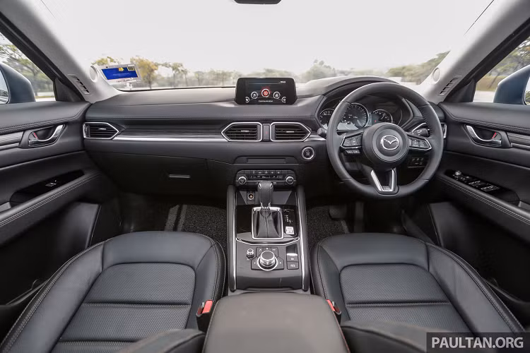 Bên trong cabin, xe được trang bị màn hình kỹ thuật số 7 inch nằm giữa hiển thị đồng hồ tốc độ dạng analog. Trong khi phiên bản thấp hơn dùng màn hình 4,6 inch nhỏ hơn. Điều hoà tự động 02 vùng độc lập tiêu chuẩn, màn hình hiển thị trên kính lái. Ghế bọc da, ghế lái được điều chỉnh 10 hướng với hỗ trợ thắt lưng. Hệ thống kết nối MZD với màn hình cảm ứng 7 inch hỗ trợ Android Auto và Apple CarPlay, phanh tay điện tử + AH.