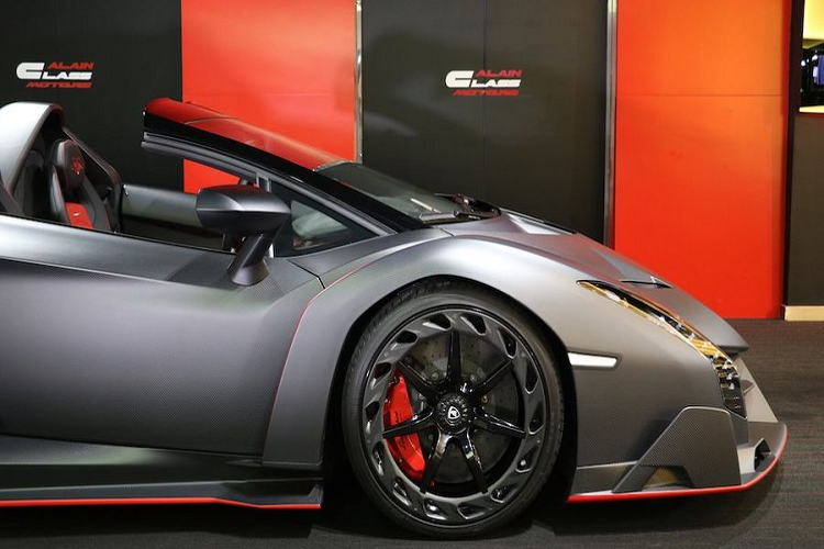 Thú vị hơn là siêu xe Veneno Roadster Carbon độc nhất vô nhị vẫn ở tình trạng mới nguyên hoàn toàn, mặc dù theo báo cáo thì xe đã chạy được 85 km. Không rõ Veneno Roadster Carbon có giá bao nhiêu nhưng có lẽ nó sẽ cao hơn rất rất nhiều so với giá bán 4,5 triệu USD của xe khi được ra mắt vào năm 2013.