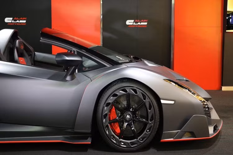 Thú vị hơn là siêu xe Veneno Roadster Carbon độc nhất vô nhị vẫn ở tình trạng mới nguyên hoàn toàn, mặc dù theo báo cáo thì xe đã chạy được 85 km. Không rõ Veneno Roadster Carbon có giá bao nhiêu nhưng có lẽ nó sẽ cao hơn rất rất nhiều so với giá bán 4,5 triệu USD của xe khi được ra mắt vào năm 2013.