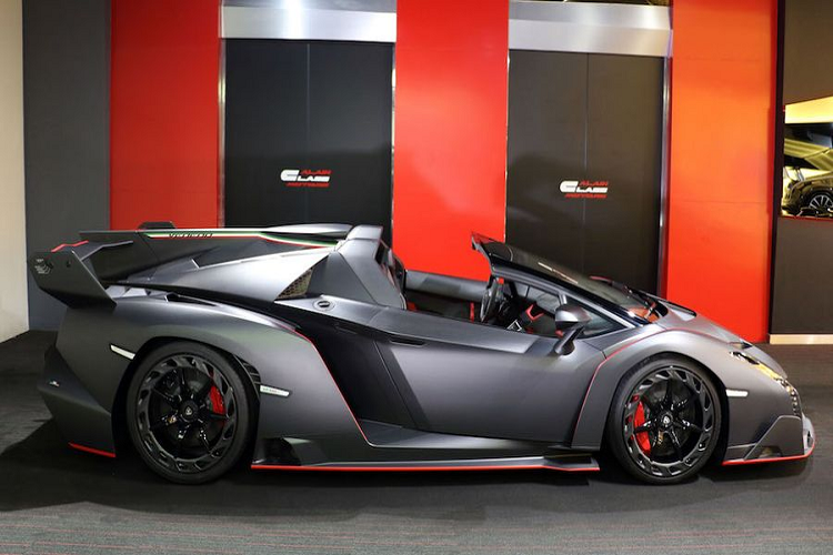Hãng siêu xe Lamborghini chỉ chế tạo 9 chiếc Veneno Roadster trên toàn thế giới, vì vậy, Veneno Roadster chính là một trong những mẫu xe sản xuất hiếm nhất của thương hiệu. Trong số 9 chiếc, chỉ có một chiếc duy nhất sở hữu thân xe được hoàn thiện trong vật liệu sợi carbon trần.