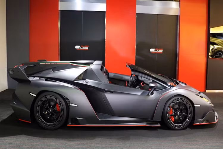 Hãng siêu xe Lamborghini chỉ chế tạo 9 chiếc Veneno Roadster trên toàn thế giới, vì vậy, Veneno Roadster chính là một trong những mẫu xe sản xuất hiếm nhất của thương hiệu. Trong số 9 chiếc, chỉ có một chiếc duy nhất sở hữu thân xe được hoàn thiện trong vật liệu sợi carbon trần.