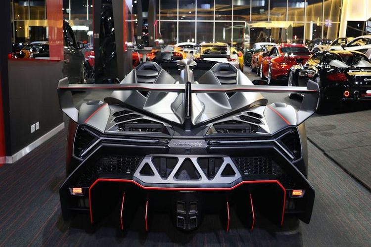 Những hình ảnh của chiếc Lamborghini Veneno Roadster đặc biệt này đã xuất hiện lần đầu tiên vào tháng 8 năm 2015, và bây giờ, sau gần 4 năm siêu xe hàng hiếm lại nổi lên một lần nữa khi đang được rao bán ở Dubai.