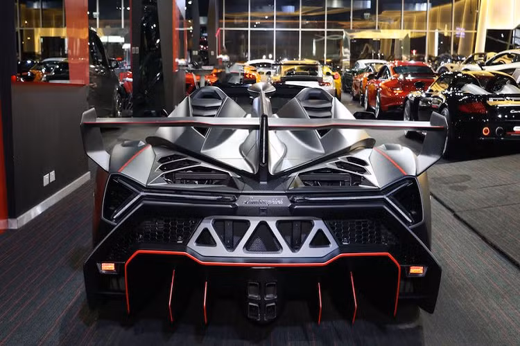 Những hình ảnh của chiếc Lamborghini Veneno Roadster đặc biệt này đã xuất hiện lần đầu tiên vào tháng 8 năm 2015, và bây giờ, sau gần 4 năm siêu xe hàng hiếm lại nổi lên một lần nữa khi đang được rao bán ở Dubai.