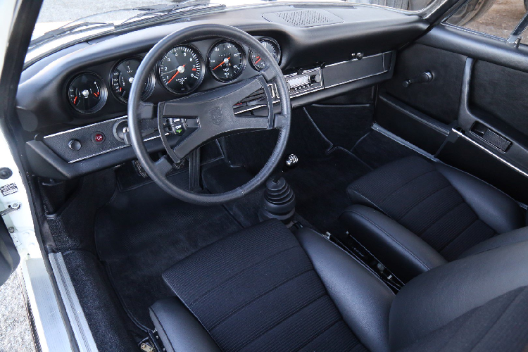 Thiết kế cabin xe Porsche 911 Carrera RS 2.7 1973. Giá cho những chiếc 2.7 RS tăng vọt trong những năm gần đây, trở lại năm 2015, chiếc xe này được cho là một trong những phương tiện được đánh giá cao nhất, có giá trị tăng vượt trới 700% từ năm 2004 tới 2014.