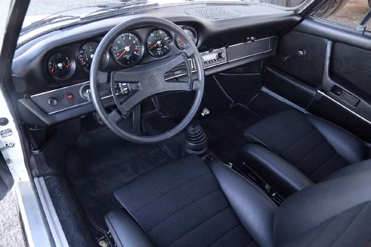 Thiết kế cabin xe Porsche 911 Carrera RS 2.7 1973. Giá cho những chiếc 2.7 RS tăng vọt trong những năm gần đây, trở lại năm 2015, chiếc xe này được cho là một trong những phương tiện được đánh giá cao nhất, có giá trị tăng vượt trới 700% từ năm 2004 tới 2014.